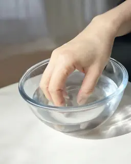 ハンドケアのみ✨お湯で柔らかくした甘皮を丁寧に処理💛ジェルをおやすみの方、ケアのみの方も大歓迎🌈