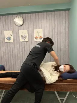 超本格カイロプラクティック整体!骨盤矯正だけじゃない!首、背中、腰椎、骨盤、股関節、膝、手首足首全ての関節を矯正致します