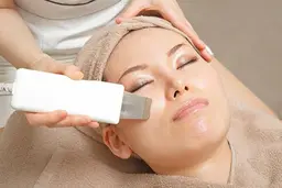 ピーリング&エレクトロポレーション。毛穴、くすみ、吹き出物、乾燥解消。