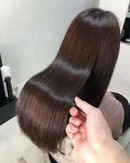 髪質改善酸性ストレート＋カラー✨従来の縮毛とは違う酸性の薬剤で低ダメージ💯乾かしただけで真っ直ぐで艶々の髪に👍