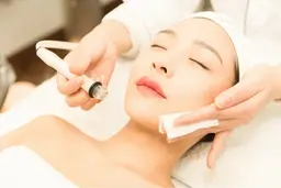 【★毛穴悩み】毛穴洗浄+小顔コルギ+肩首デコルテ+vc導入 +美肌パック60分¥4380