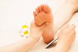 【足裏角質ケア＆足裏マッサージ＆高保湿フットパック付き🦶】 ​〜​フットバスで温めて、足元からご褒美を​〜​〈30分〉