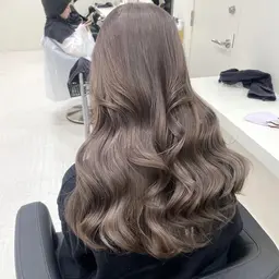 上品さのある透明感艶ブリーチなしダブルカラー＋髪質改善トリートメント🤍