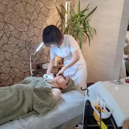 minimo限定価格【オススメ】光フェイシャル(フェイス&首&デコルテ照射)＋保湿ケア、耳マッサージ、フェイスマッサージ