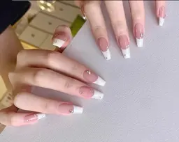 🎀🉐チッブ長さ出し+ 🎀🉐パーツ付け放題🎀🉐2本フレンチ🎀🉐ケア込み🎀🉐ワンホンネイル