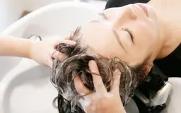 お席で出来る簡単ヘッドスパ💆‍♀️🫧🫧➕シャンプーブロー