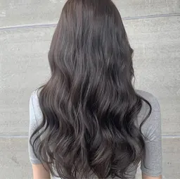 【初回から4ヶ月以内は3回まで】前髪カット × ツヤ髪ケアカラー × トリートメント［白髪染めも対応]