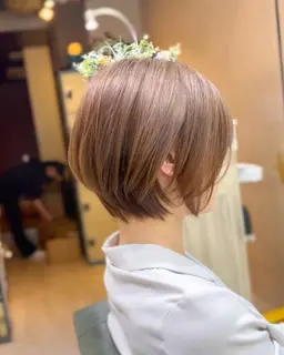 ショートorボブ(アゴライン)&ブリーチonカラー《現在の写真とご希望の髪型提示》