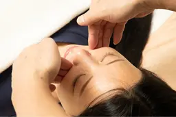 【理想の小顔】最新EMS➕ハンド矯正マッサージ‼️頭、顔、首、デコルテまで食い縛りケアにも最適！左右差も整えて理想の小顔