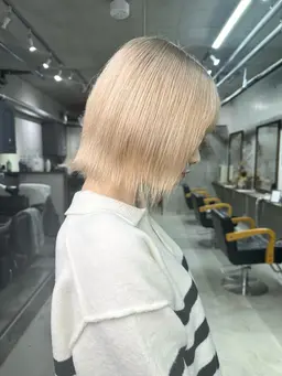 【ミニモ学割🎧❤︎⛓️】　　　　　　　　　　　　　　　　　　　　　　　カット＋全体ブリーチ＋全体カラー