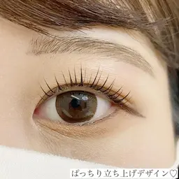 ミニモ学割🏫初めてのご来店で利用可☪️¥3,900 まつげパーマ🔅美容液トリートメント&束感仕上げ❣️