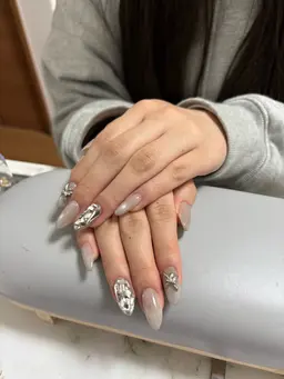 ハンドネイル（アート4本まで、自店オフあり，他店オフプラス➕500円)