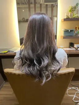 【外国人風】立体感のあるハイライト✨トリートメントをして綺麗な質感を保ちます💚カットもお任せください♪