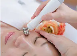 小顔にしたい🆚たるみが気になる🆚お肌に元気が無い💁‍♀️そんな方にオスス‼️メメニュー💯￥4980円