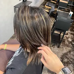 似合わせカット+外国人風ハイライトカラー＋トリートメント ¥ 29040→ ¥18900