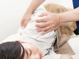 【首・肩のつらさ】パソコンの操作時の腕を前に出す姿勢がきつい肩こりに。