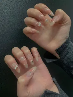 チップ長さ出しチーク／カラーグラデーションネイル🩷