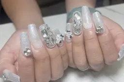 「華やかゴテゴテ」指先が主役級！自爪ベースパーツつけ放題