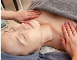 ドライヘッドスパ&デコルテマッサージ30分⭐️眼精疲労にも✨アロマオイルで癒しの御時間を✨