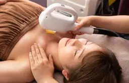 おっぱい治安対策☆光バストアップフォト/光フォトとマッサージでふっくらとしたバストに仕上げます。