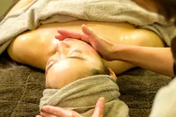 リンパマッサージ デコルテ