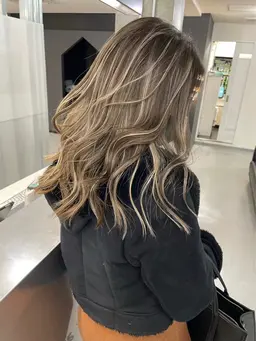 ケアブリーチ使用❗️ハイライトカラー＋カット＋保湿トリートメント