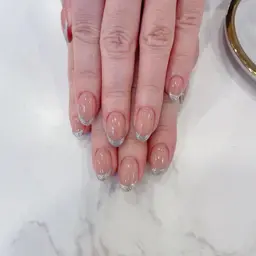 SNS課題のガラスフレンチネイル