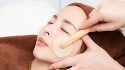 今話題のフェイスWAX（松ヤニ）💙鼻下脱毛３２００円！💙つるつるすべすべの肌へ！男性リピート多数！＊プレゼント付き！