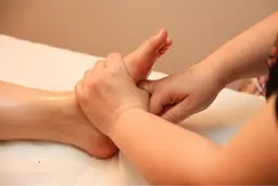 足の疲れ、むくみスッキリ✨️内蔵の疲れにも❗️薬草オイルで足つぼ🌱30分お試しコース