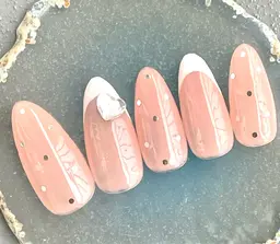 フレンチネイル＆ホログラムドット✨✨