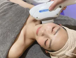 ご新規様💛【レディース光脱毛/全顔脱毛】化粧ノリアップ‼️触りたくなるようなツルスベ肌に✨️