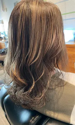 脱白髪染め‼️白髪ぼかしハイライト➕カット➕フルカラー（肩下＋1000円、トリ＋1000円）⚠️補足必読⚠️