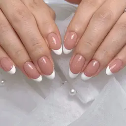 【オフあり平日限定】お上品デザイン♡スキンカラーあり白フレンチ💅‎🤍