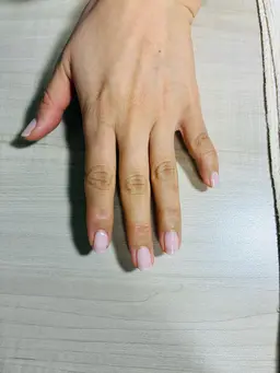 ハンドケア、シェラック（ジェル）赤、薄ピンク