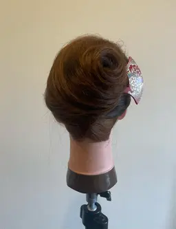 和髪。ドライヤーやカーラーを使用した本格セットとなります。お着物を着る大事な日にご利用ください。※カット、カラーなし