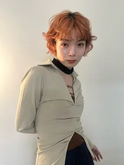 〈ダブルカラー〉ブリーチを使わず、明るくするカラー剤を使って透明感のあるカラーに🥣