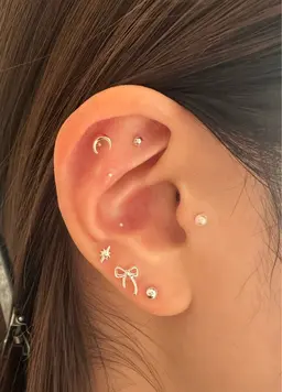 《11月限定！オープン記念価格》耳ツボジュエリー8粒まで💎（マッサージ付き）