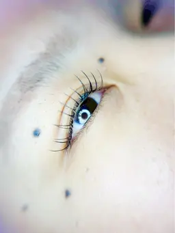 LEDエクステ80本＆まつ毛パーマのセットメニューとなります。自まつ毛もあげることによってより根元からパッチリなお目元に