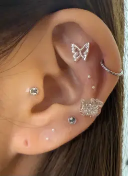 耳ツボジュエリー💎基本パーツ5個2500円​〜​、デカパーツ、キャラパーツ等別途200円​〜​。