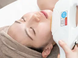 お肌悩みに合わせた特殊な光を照射⭐️光フェイシャルフルコース★【毛穴洗浄＋光フェイシャル+イオン導入】