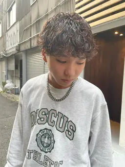 【理想のあなたに最新トレンドヘアー】骨格補正メンズカット+カラー+パーマ✨