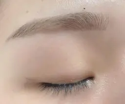 眉ワックス脱毛モデル