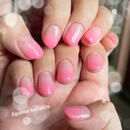 ジェルネイルグラデーション（ケア込み、オフなし)スタッフが丁寧に施術します❣️