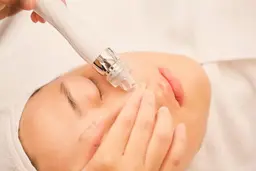 【美白艶肌+透明♪毛穴】毛穴吸引+角質+小顔コルギ+vc導入 +RF小顔70分