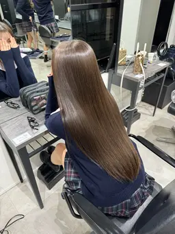 レイヤーカット✂︎ロング​〜​ミディアムレイヤー、量感調節(5センチ以上切らして頂ける方）