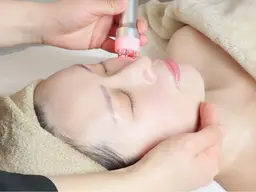 【小颜効果No.1】 小顔コルギ+RF高周波+全顔VC導入+肩首ヘッド+極潤パック60分¥5,800円