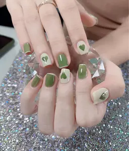 自爪💅、ワンカラ(2ー色で)+アート簡単2本😊ご予約お待ちしております！❤️‍🔥❤️‍🔥