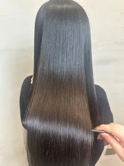 まるで地毛のような自然な質感に 💫 Premium艶髪ストレート(縮毛矯正)+カット+3stepTR ✨