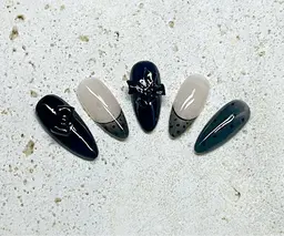 チップ長さ出し💅、フレンチ＋ストン10こ(サビス)🎀