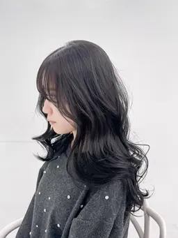 【🤍韓国風ヘア🤍】白玉効果🤍ブルーブラックワンカラー🤍＋動きの出るレイヤーカット＋オリジナルTr＋コテ巻き仕上げ